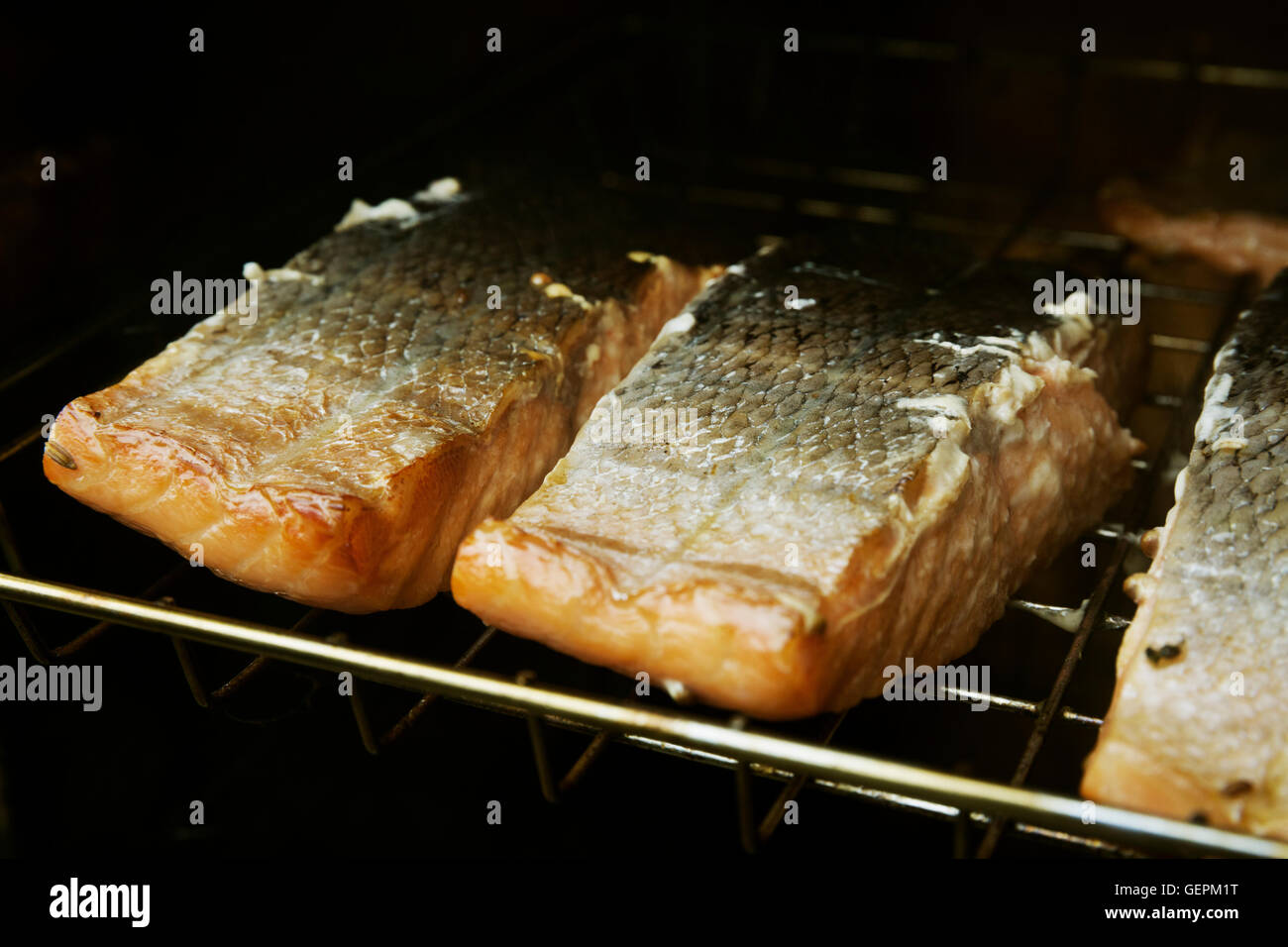 Nahaufnahme von Fischfilets auf einem Gestell in einer Fischräucherei. Stockfoto