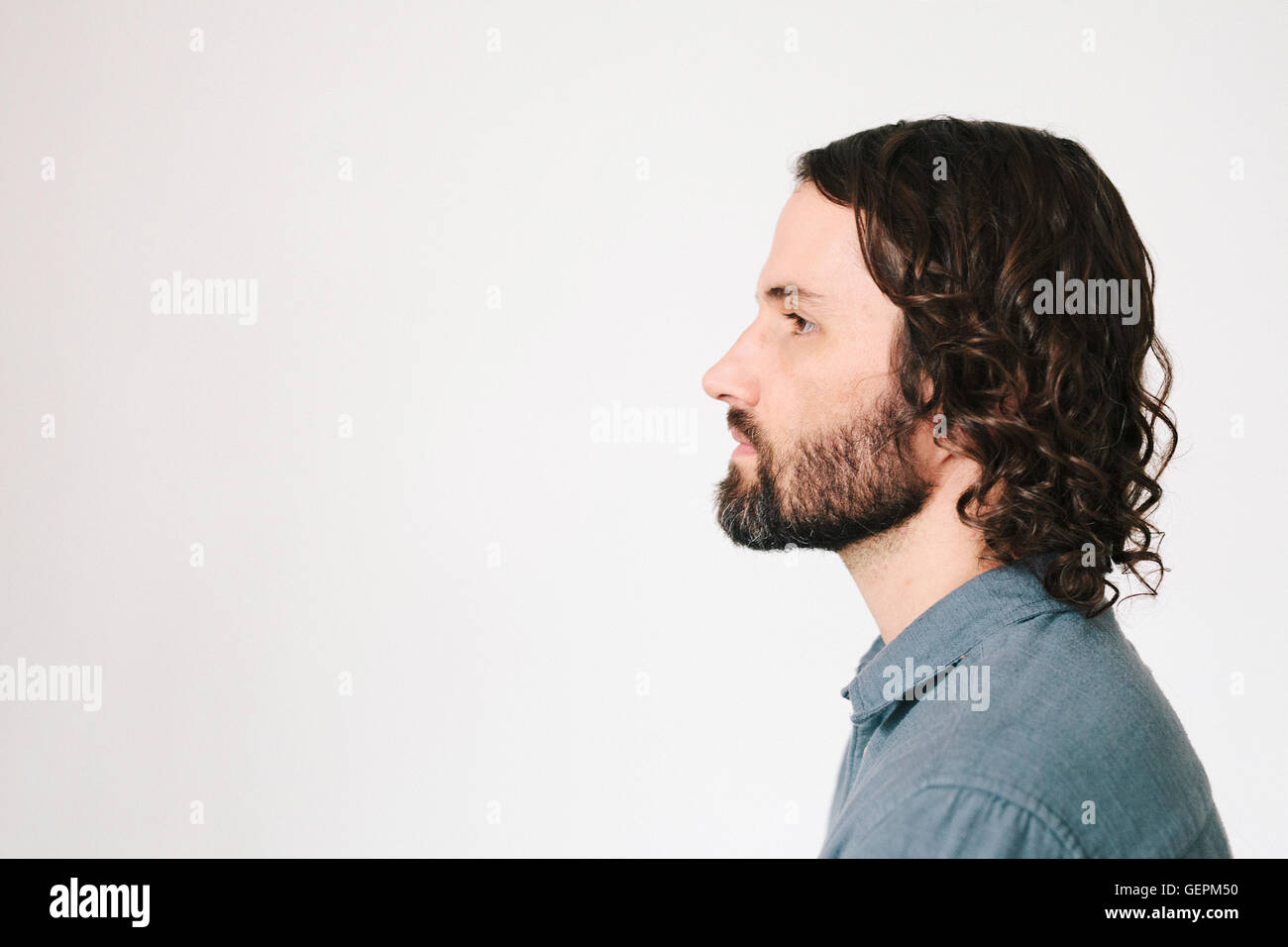 Kopf und Schultern von einem jungen Mann mit einem Bart. Stockfoto