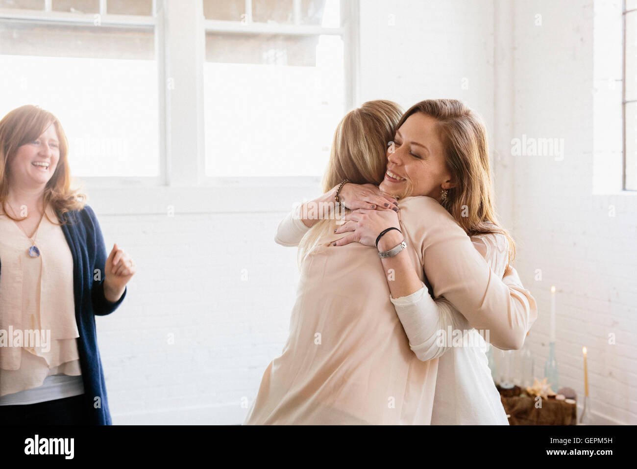 Zwei Frauen auf einer Party umarmt. Stockfoto