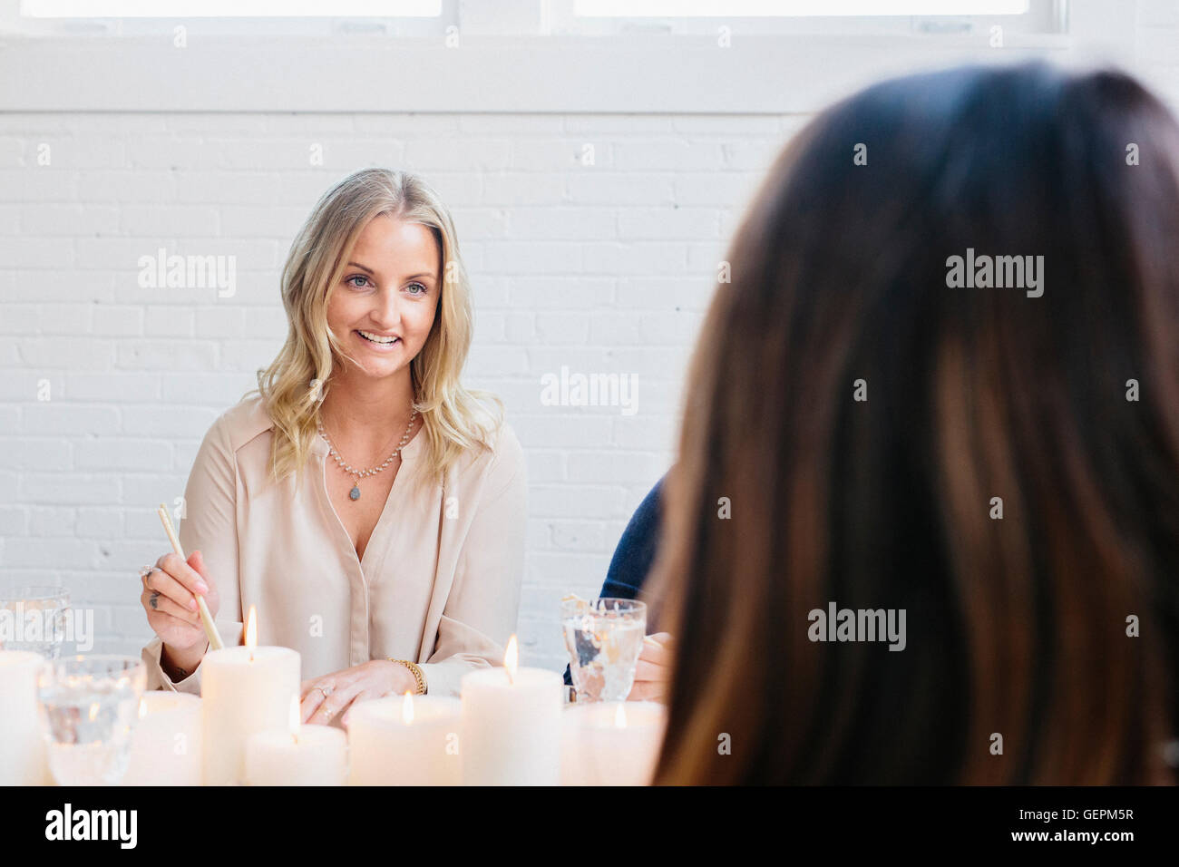 Eine Frau mit Freunden an einem Tisch zu sitzen. Stockfoto