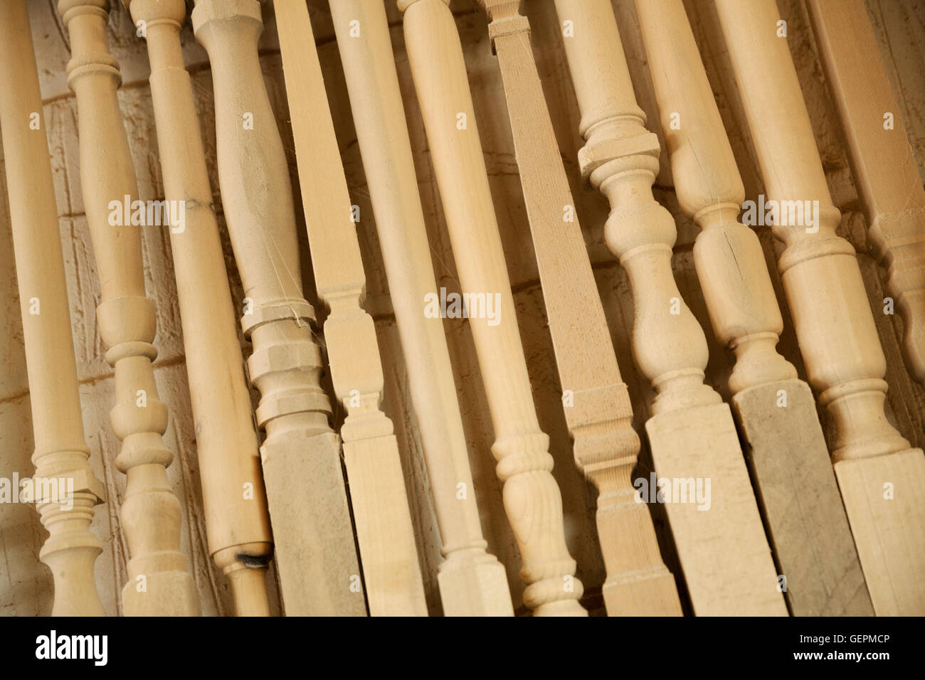 Nahaufnahme einer Auswahl von gedrehten hölzernen Möbelbeine mit verschiedenen Designs. Stockfoto