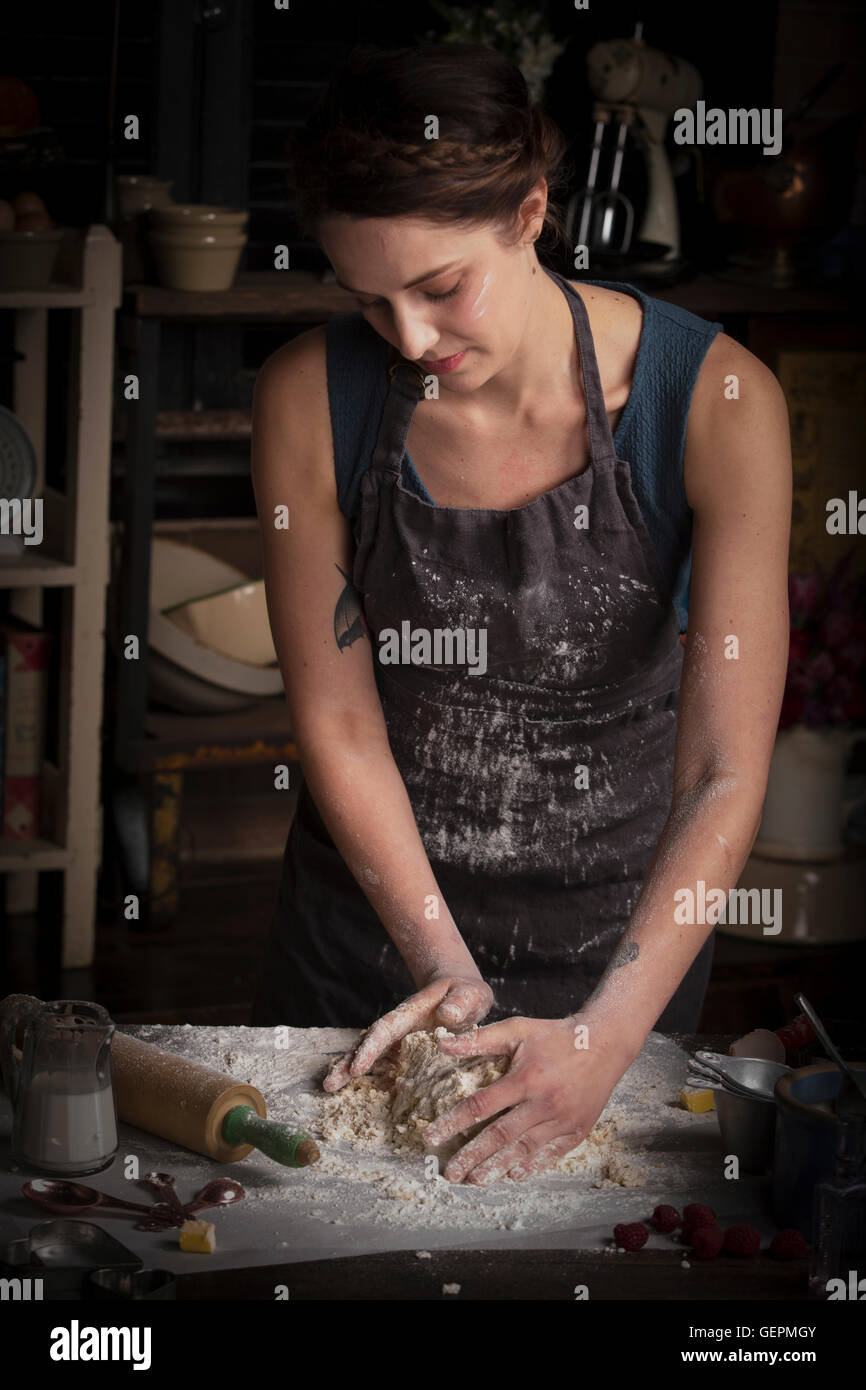 Valentinstag Backen, Frau in der Küche stehen, Kekse Teig vorbereiten. Stockfoto