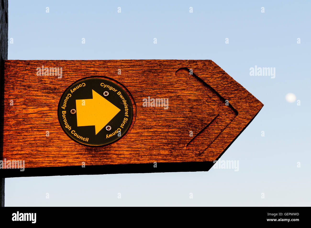 Zweisprachige Wegweiser für Wanderer in den Hügeln oberhalb von Penmaenmawr / Llanfairfechan in Gwynedd, Nordwales. Stockfoto