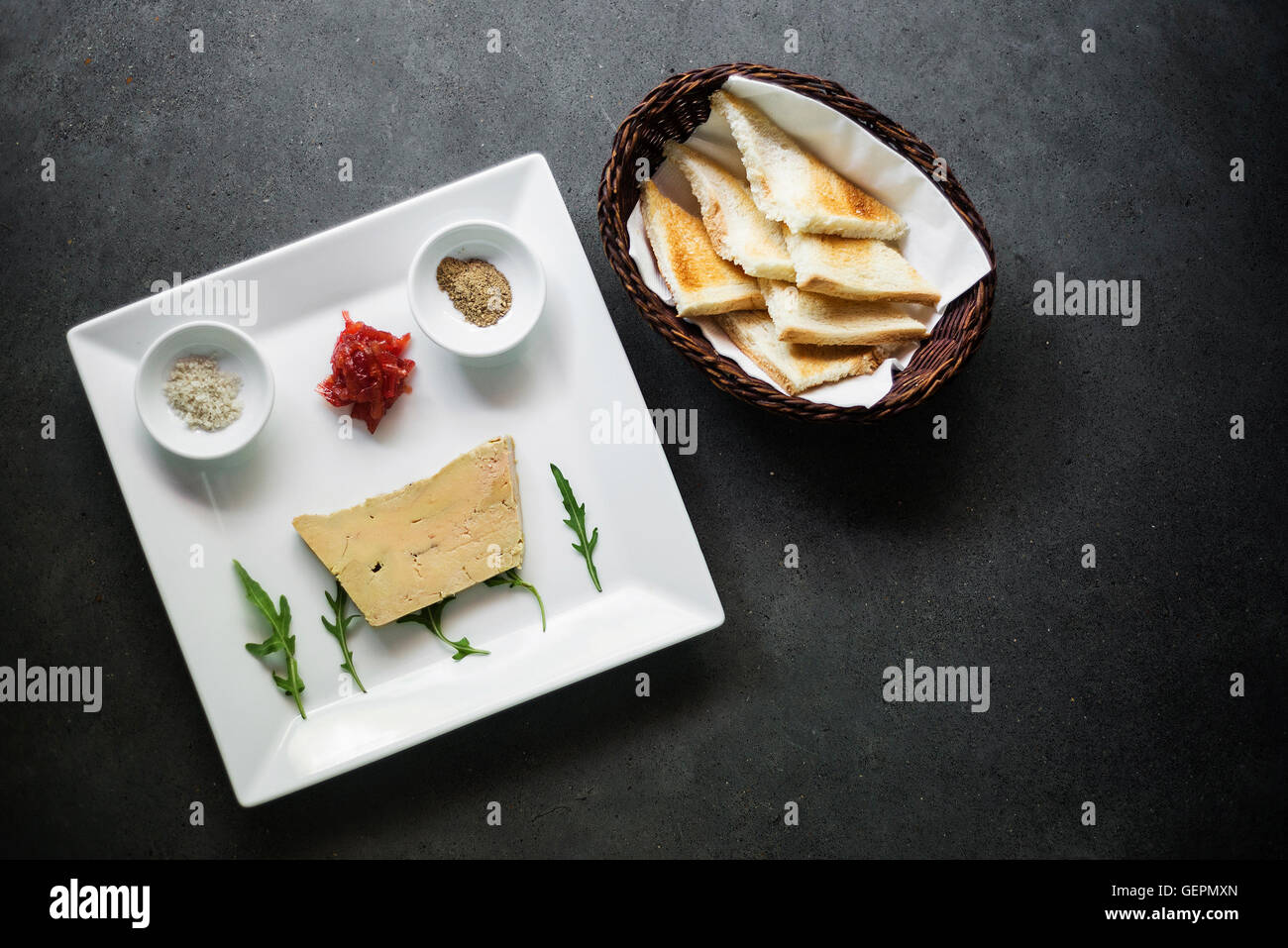 traditionelle französische Gänseleber Ente Pate und Toast Vorspeise Snack Platte Stockfoto
