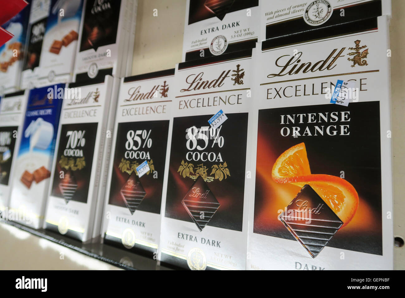 Lindt Schokolade Bars Gristedes Lebensmittelgeschaft In Nyc Usa Stockfotografie Alamy
