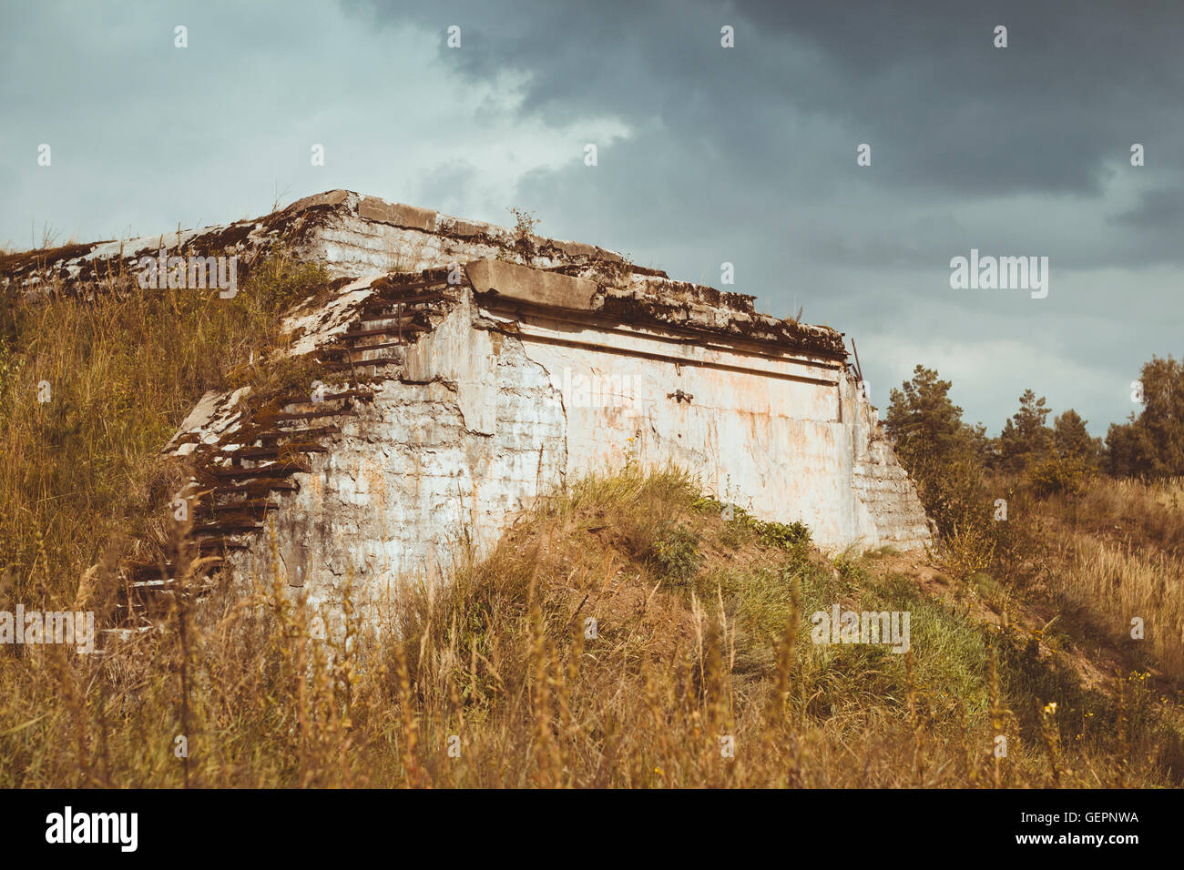 Verlassenen schützenden Bunker auf dem Militär-historisches Gelände des Fort Krasnaja Gorka, Russland Stockfoto