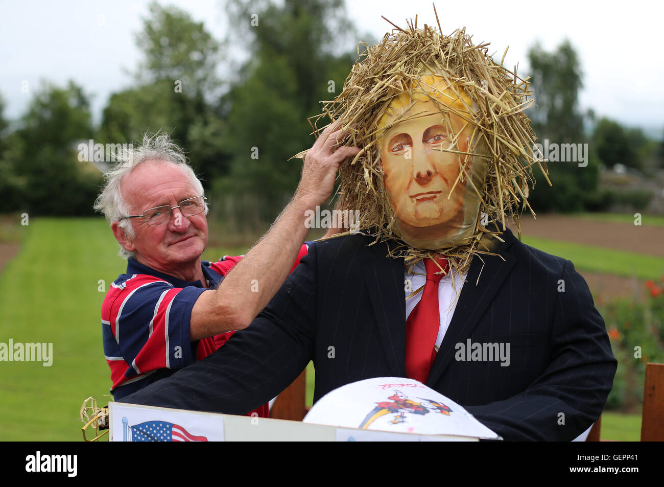 Lokaler Geschäftsmann Martin Lawlor passt seine Vogelscheuche mit dem Titel Trumpf von uns Präsidentschaftskandidat Donald Trump am Durrow Scarecrow Festival, das alljährlich in Durrow, Co. Laois, Irland stattfindet. Stockfoto