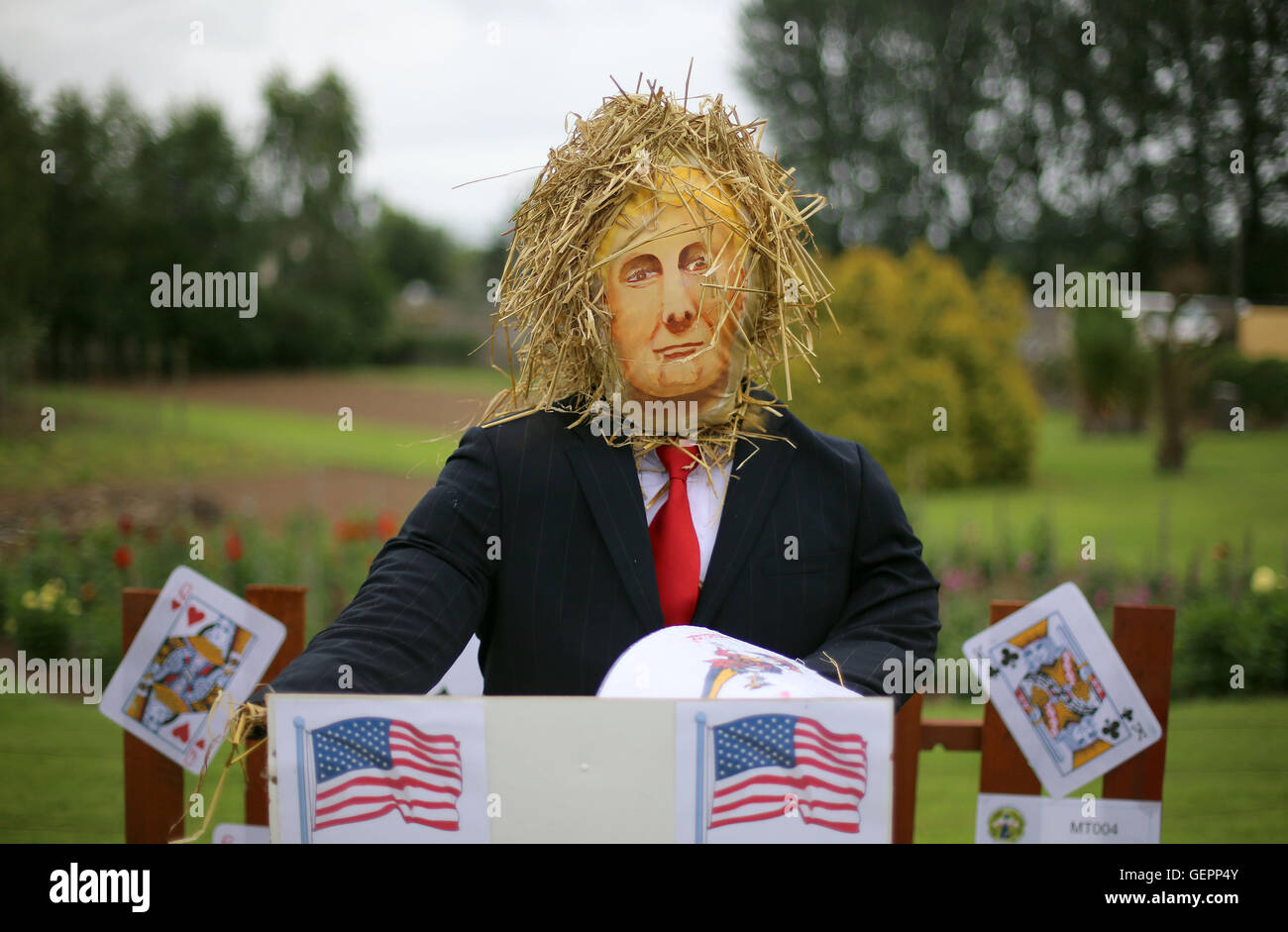 Eine Vogelscheuche mit dem Titel Trumpf von uns Präsidentschaftskandidat Donald Trump am Durrow Scarecrow Festival, das alljährlich in Durrow, Co. Laois, Irland stattfindet. Stockfoto