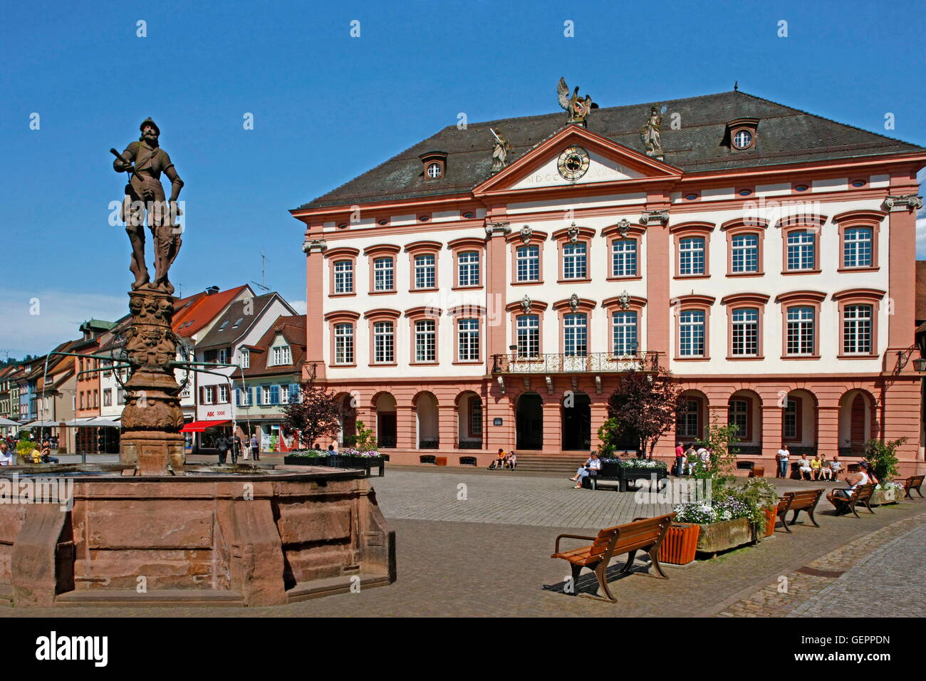 Geographie / Reisen, Deutschland, Baden-Württemberg, eine der Kinzig Gengenbach, Ortenaukreis, Rathaus, gebaut 1784 durch Viktor Kretz, Stadt-Brunnen mit Ritter, Stockfoto