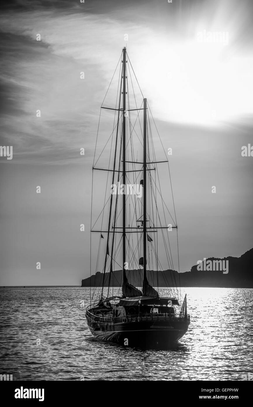 Alte Schiff bis zum Sonnenuntergang. Dramatische dunklen Abend Blick aufs Meer. Schwarz / weiß Stockfoto
