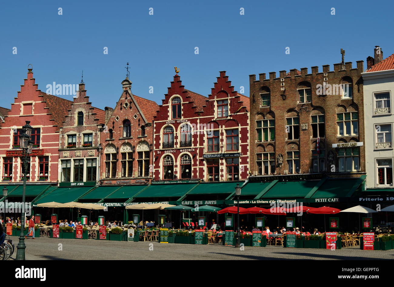 Geographie / Reisen, Belgien, Brügge, Grote Markt, Häuserzeile mit Restaurants, Stockfoto