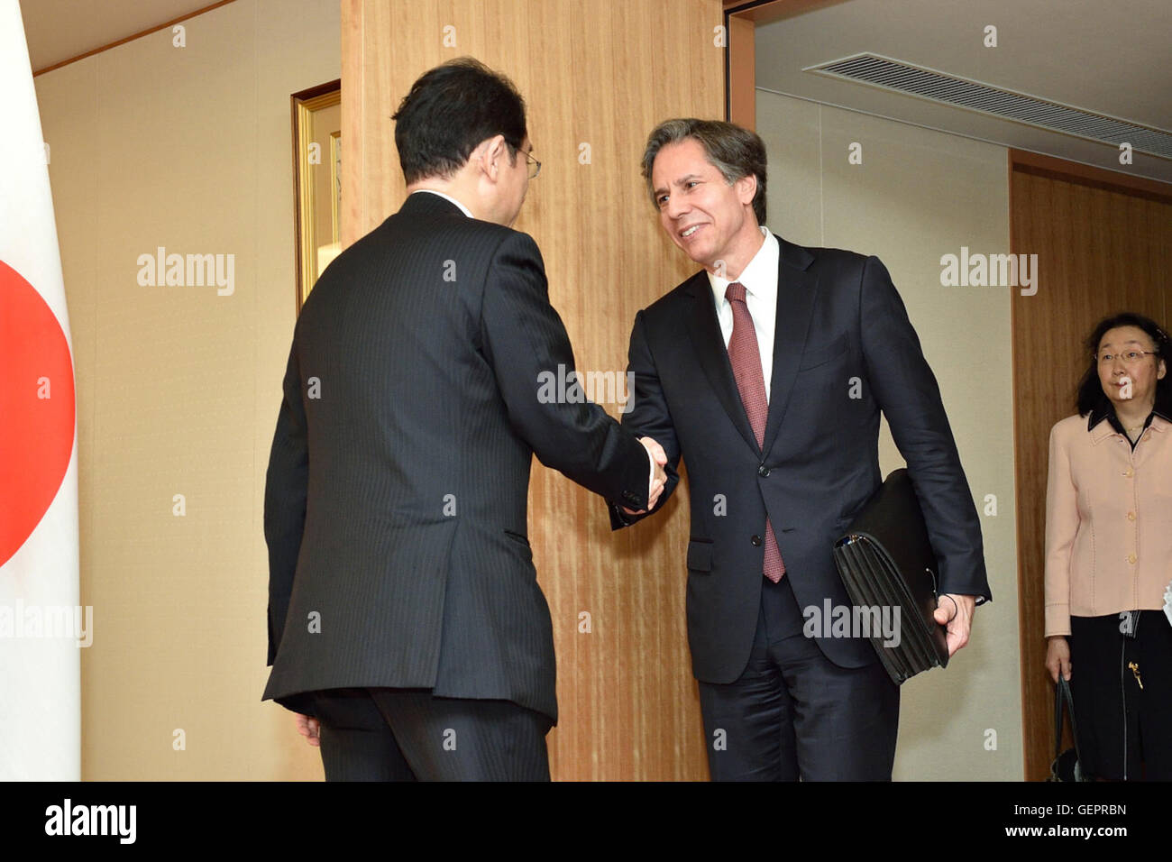 Stv. Sekretär Blinken wird von japanischen Außenminister Kishida vor ihrem Treffen in Tokio begrüßt. Stockfoto