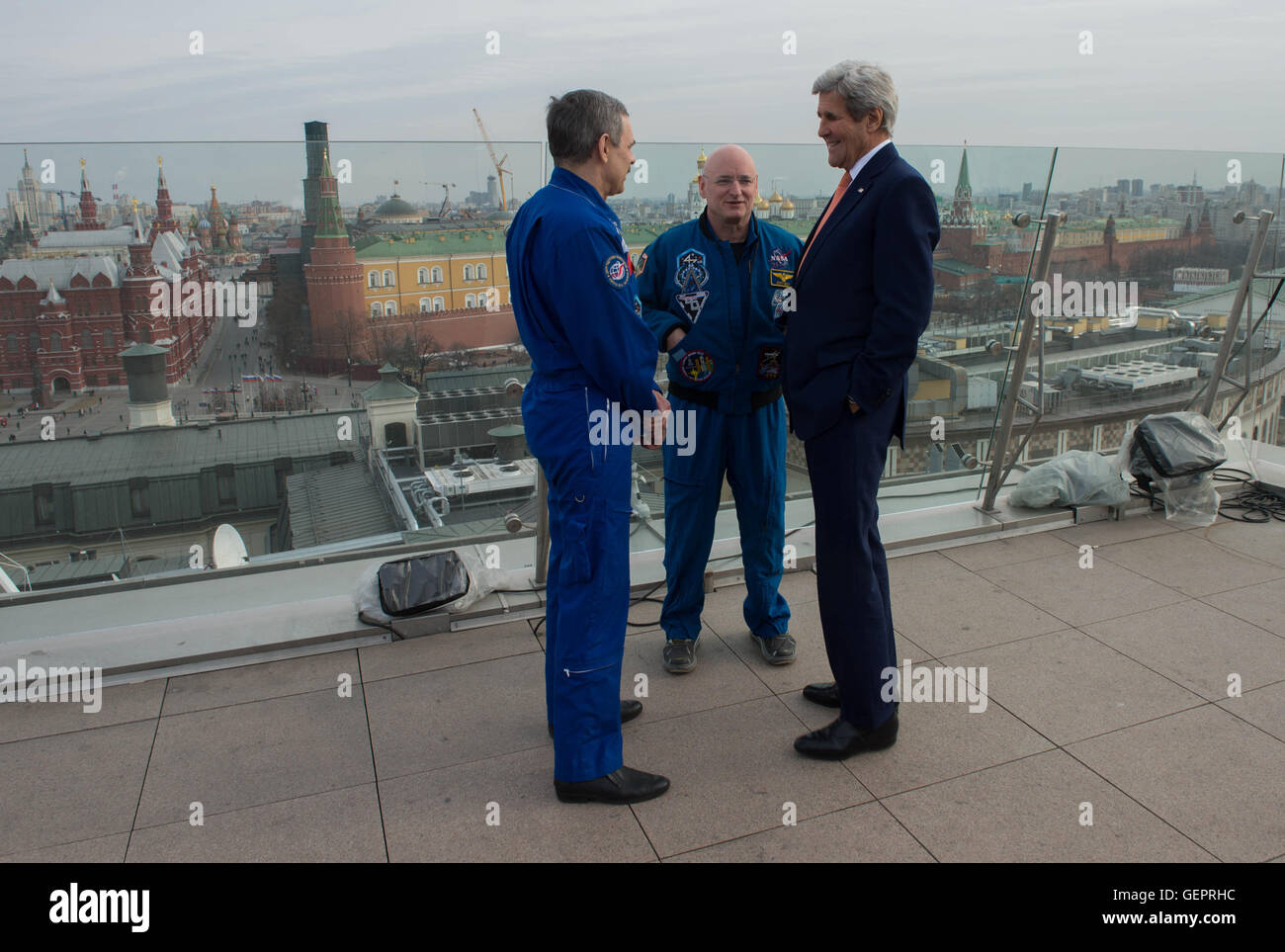 In Moskau spricht Außenminister Kerry mit Astronaut Scott Kelly und Kosmonaut Mikhail Kornienko über ihre ein-Jahres-Mission im Weltraum Stockfoto