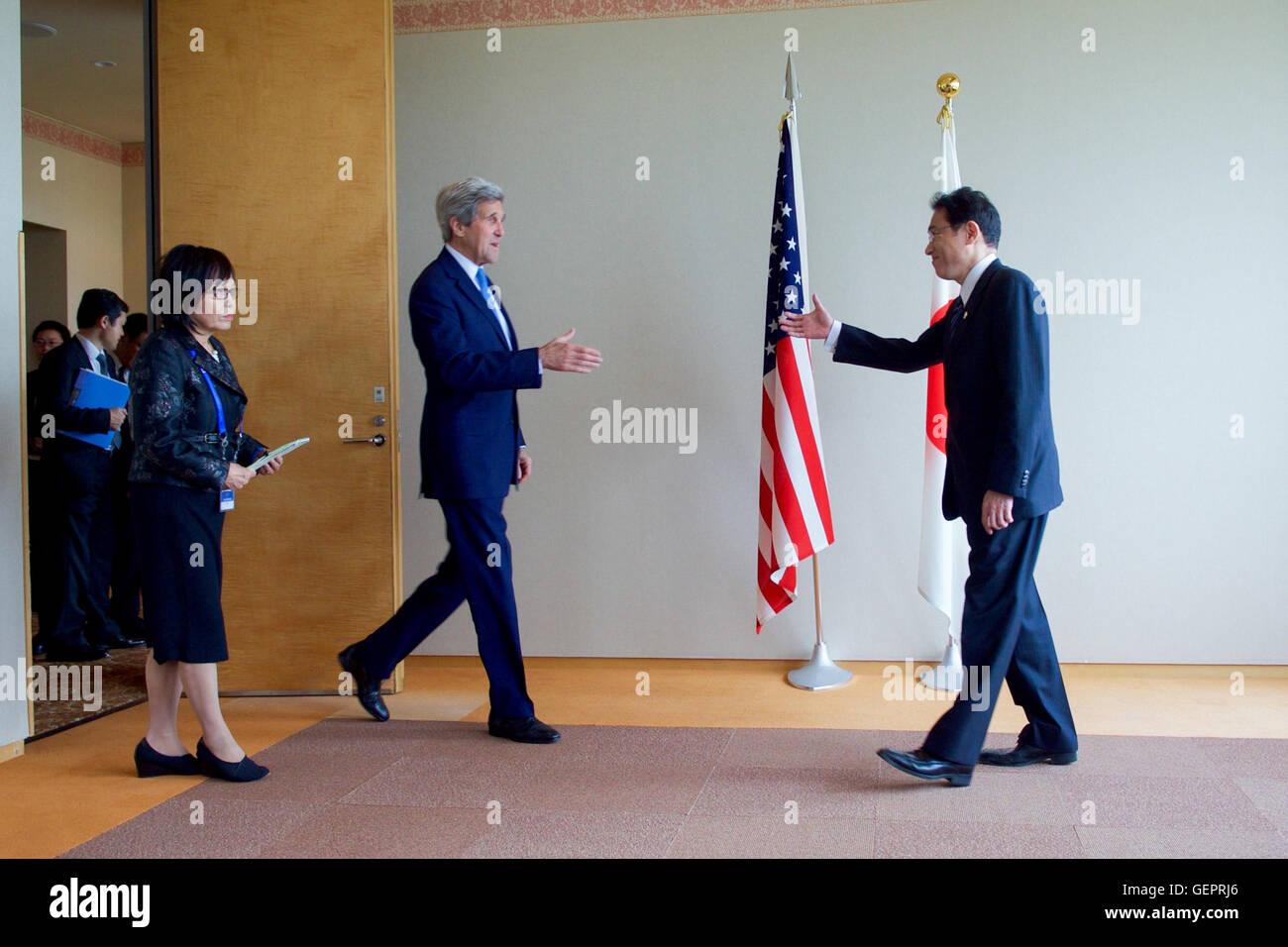 Japanischen Außenminister Kishida Greets Sekretär Kerry wie er zu einem bilateralen Treffen in Hiroshima kommt Stockfoto