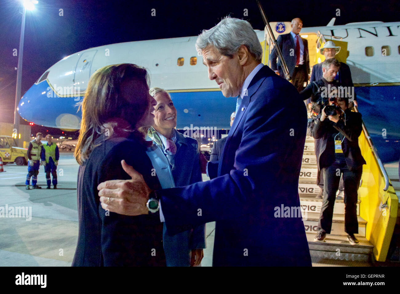 Außenminister John Kerry grüßt stellvertretender Chef der US-Mission bei der Organisation für Sicherheit und Zusammenarbeit in Europa Kate Byrnes nach dem Aussteigen am Flughafen Wien Stockfoto