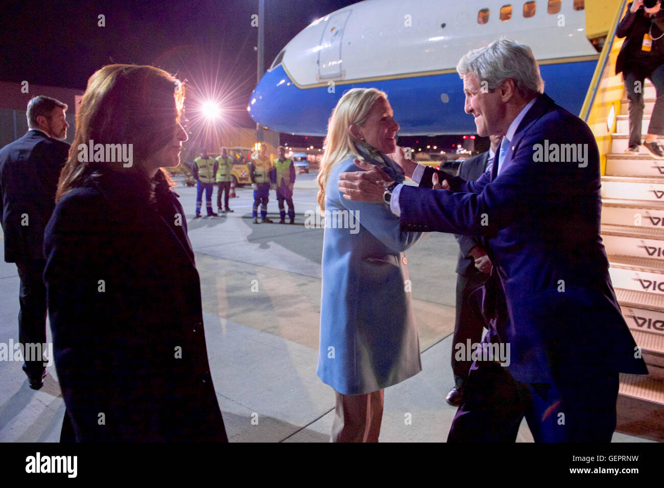 Außenminister John Kerry grüßt US-Botschafter in Österreich Alexa Wesner nach dem Aussteigen am Flughafen Wien Stockfoto