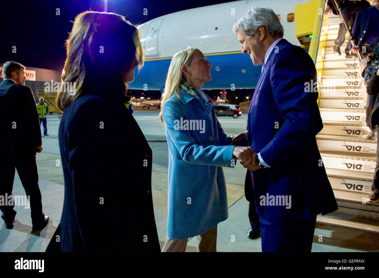 Außenminister John Kerry grüßt US-Botschafter in Österreich Alexa Wesner nach dem Aussteigen am Flughafen Wien Stockfoto