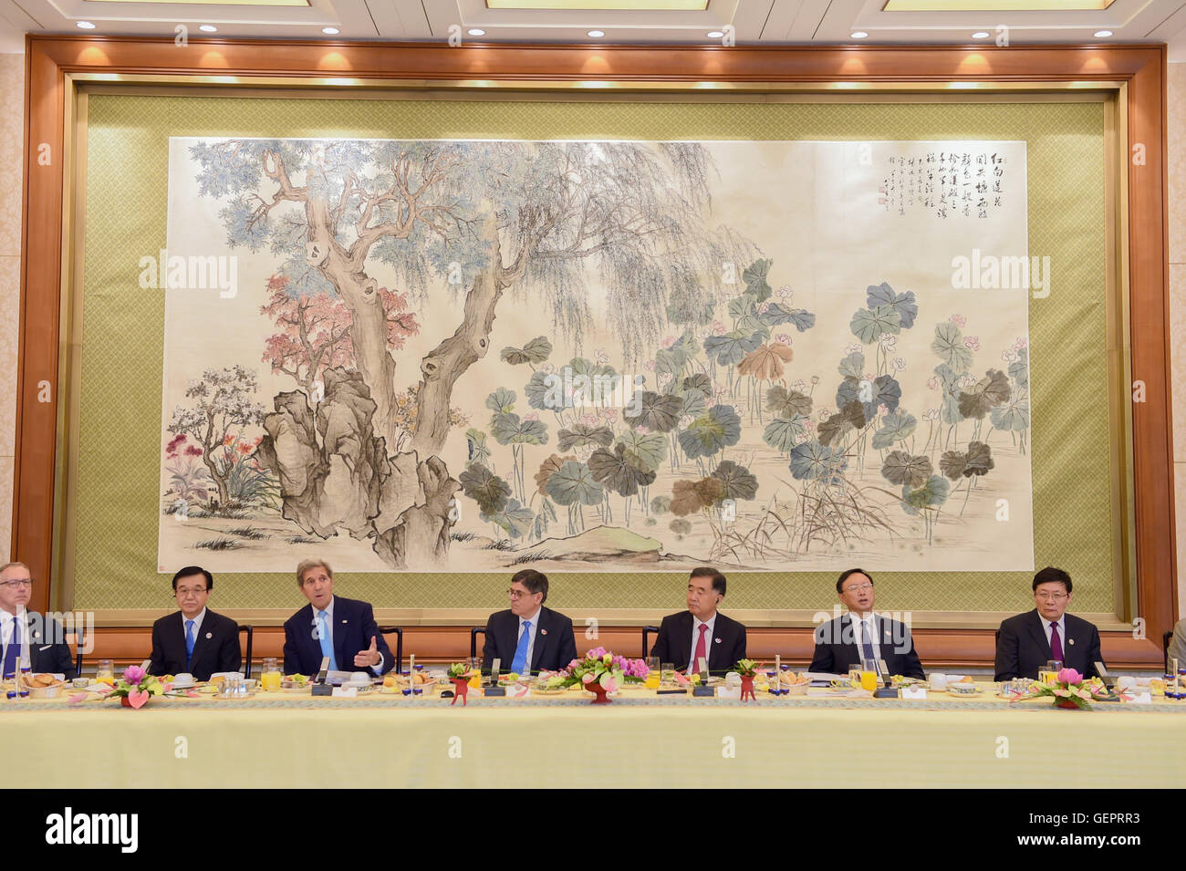 Secretary Kerry Adressen einer Gruppe von US-amerikanischen und chinesischen Geschäftsleute auf eine funktionierende Frühstück zur Förderung der Geschäftsentwicklung in Peking Stockfoto