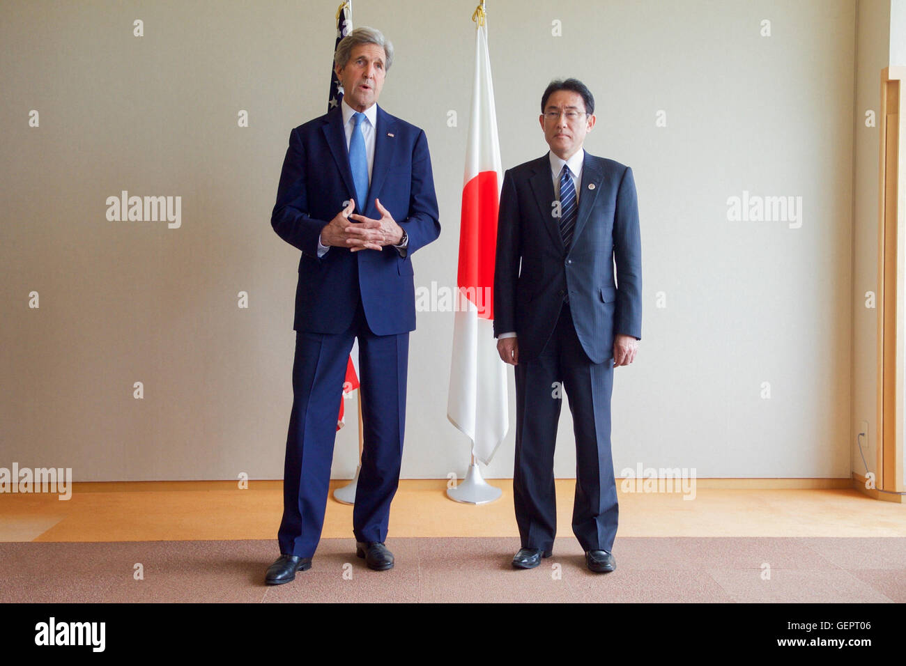 Secretary Kerry Adressen Reportern vor dem bilateralen Treffen mit japanischen Außenminister Kishida Stockfoto