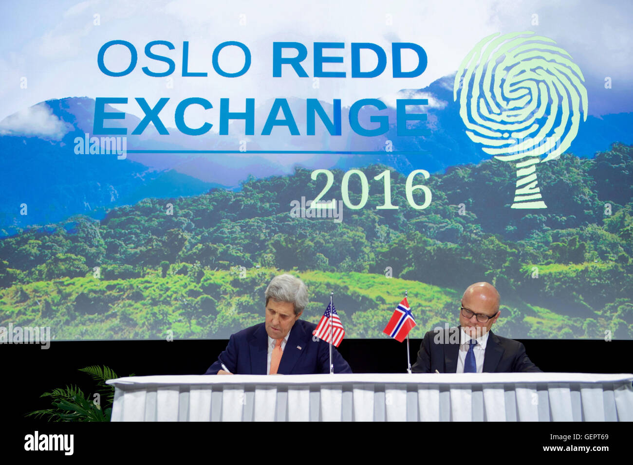 Secretary Kerry und norwegische Umweltministerin Helgesen in Oslo, Norwegen Stockfoto