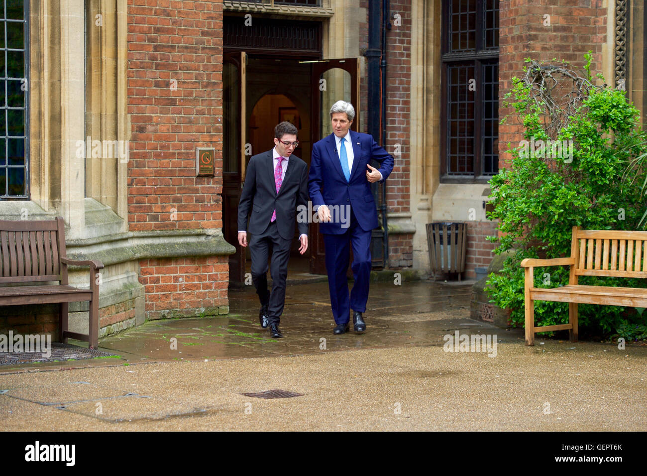 Secretary Kerry und Oxford Union Präsident Harris zu Fuß über den Hof an der Oxford Union Stockfoto