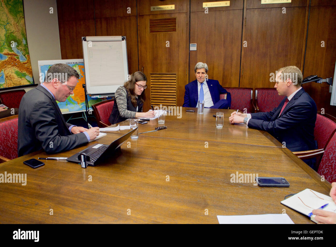 Secretary Kerry führt ein Reporter Round-Table-Gespräch mit Journalisten von Reuters, das Wall Street Journal und the Associated Press bei der US-Botschaft in London Stockfoto