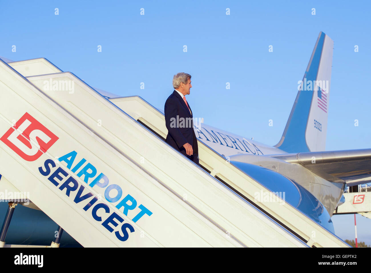 Secretary Kerry Deplanes nach Ankunft am Flughafen Warschau Chopin in Polen an Präsident Obama beim NATO-Gipfel Stockfoto