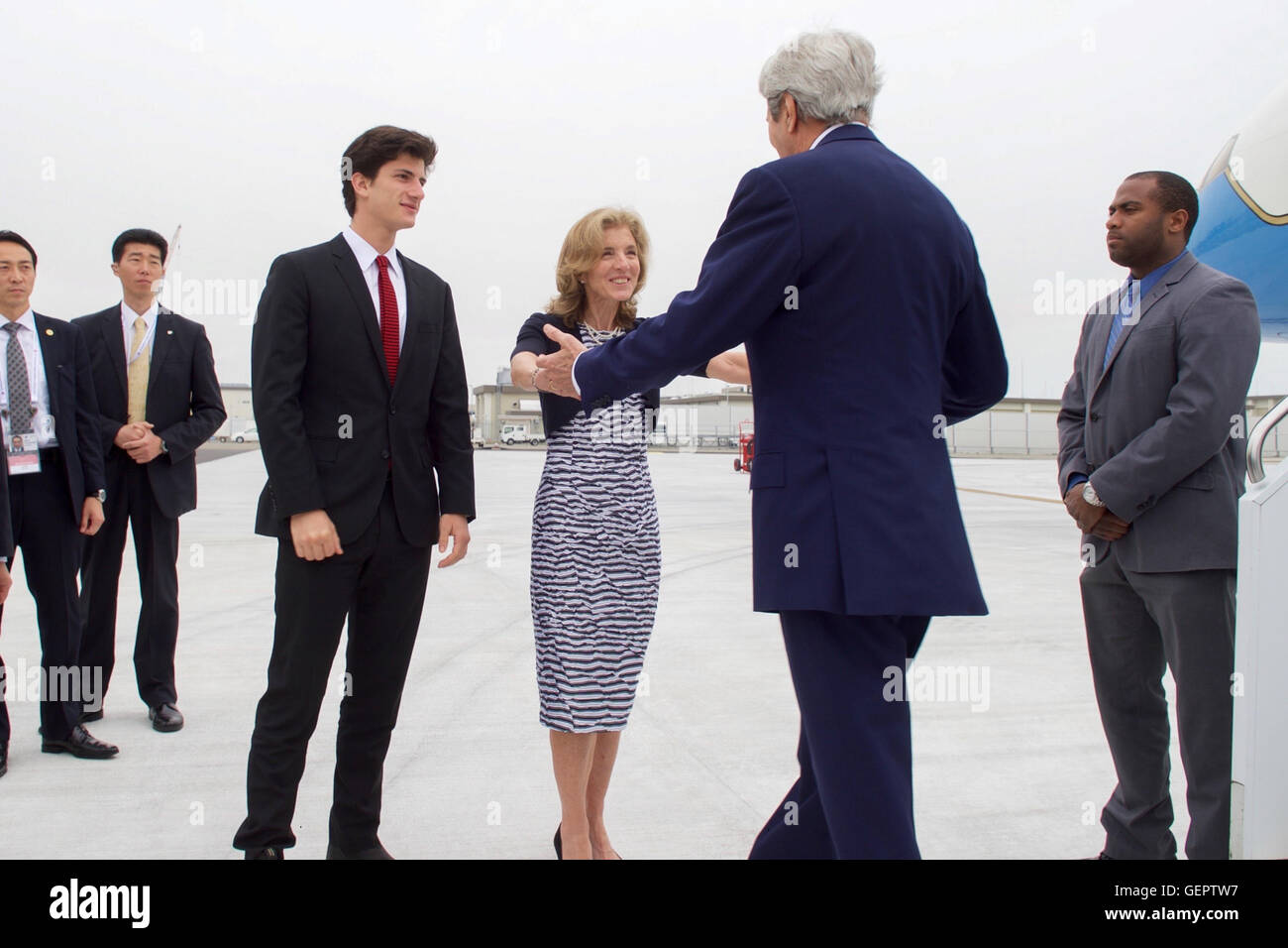Secretary Kerry wird von Botschafter Kennedy bei seiner Ankunft nach Hiroshima begrüßt. Stockfoto Secretary Kerry wird von Botschafter Kennedy bei seiner Ankunft nach Hiroshima begrüßt. Stockfoto