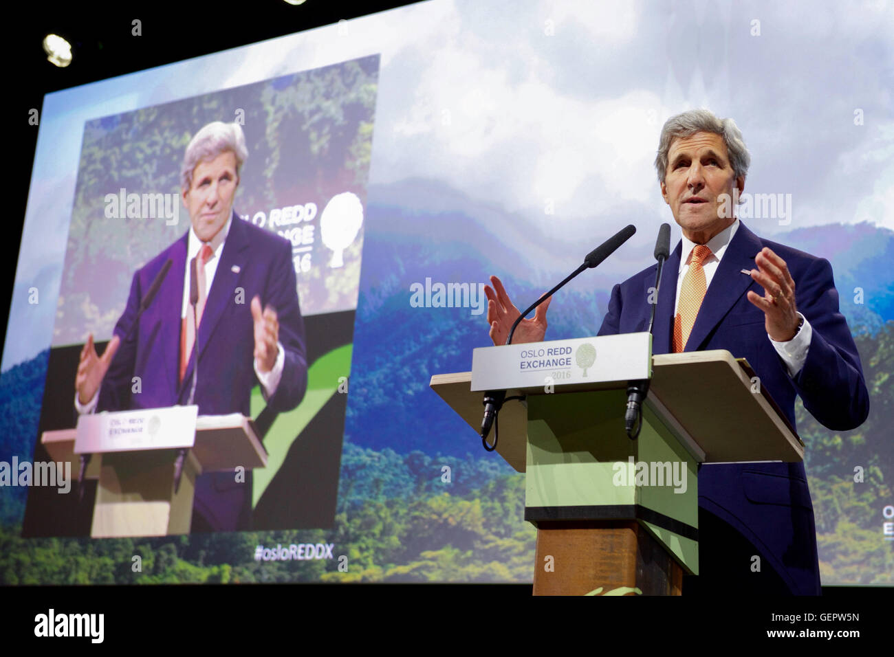 Secretary Kerry macht eine Aussage zu reduzierenden Emissionen aus Entwaldung und Schädigung von Wäldern REDD () Konferenz in Oslo Stockfoto