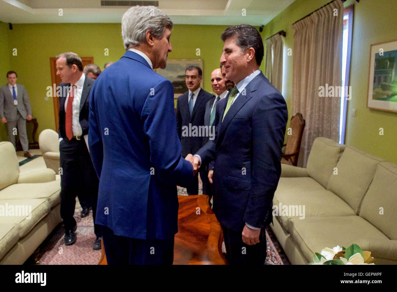 Secretary Kerry schüttelt Hände mit Kurdistan regionale Regierung Premierminister Barzani vor ihrem Treffen in Bagdad Stockfoto