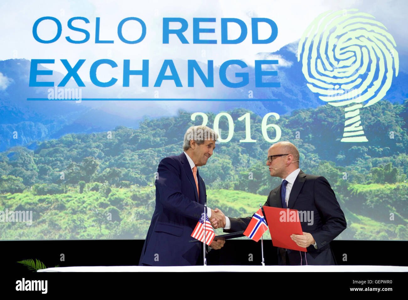Secretary Kerry schüttelt Hände mit norwegische Umweltministerin Helgesen in Oslo Stockfoto