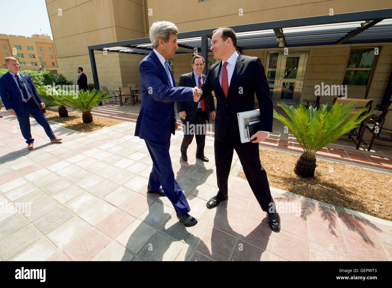 Secretary Kerry schüttelt Hände mit Präsidenten Sondergesandten zu einer globalen Koalition zur Theke ISIL McGurk vor Sitzungen mit irakischen Beamten in Bagdad Stockfoto