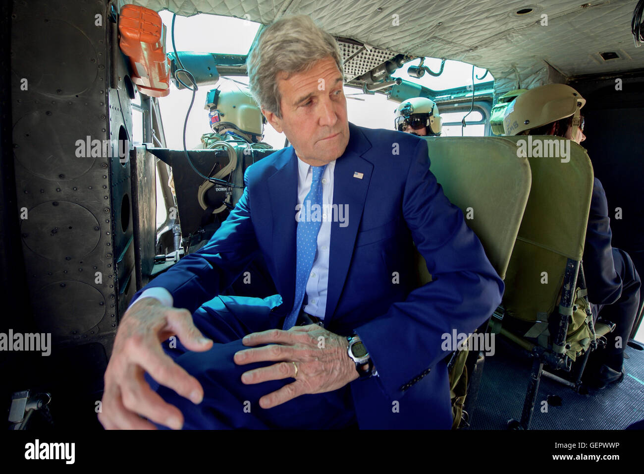 Secretary Kerry sitzt an Bord eines Hubschraubers vor einem Flug zum internationalen Flughafen Bagdad Stockfoto
