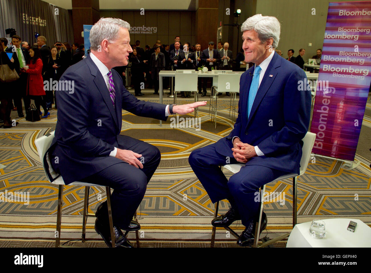 Secretary Kerry spricht mit Bloombergy Anker David Westin vor einem Interview am Rande der Bloomberg New Energy Finance Summit in New York City Stockfoto