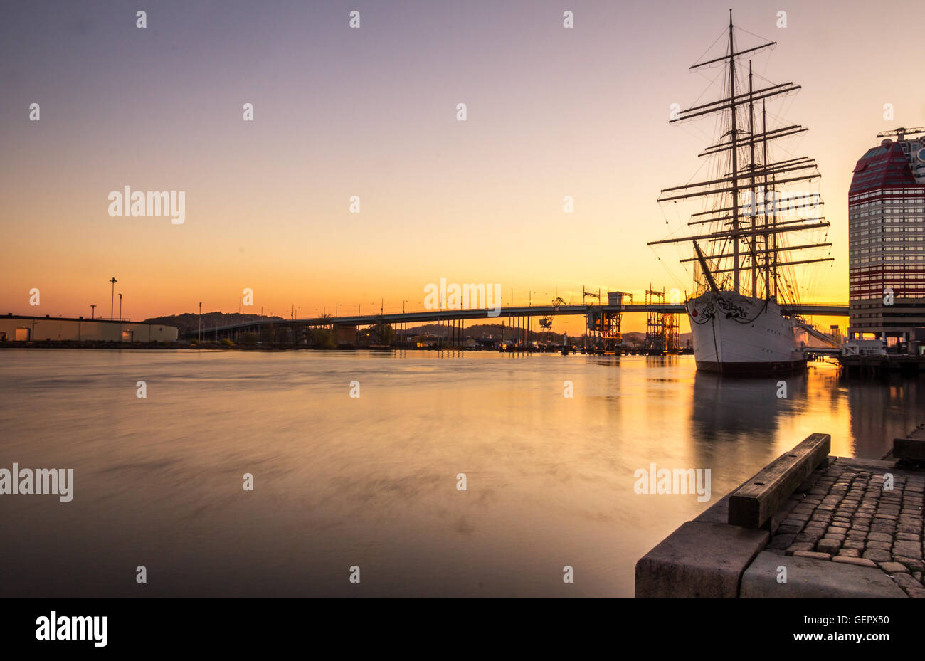 Hafen von Göteborg in den frühen Morgenstunden mit einem Segelschiff verankert, Schweden. Stockfoto
