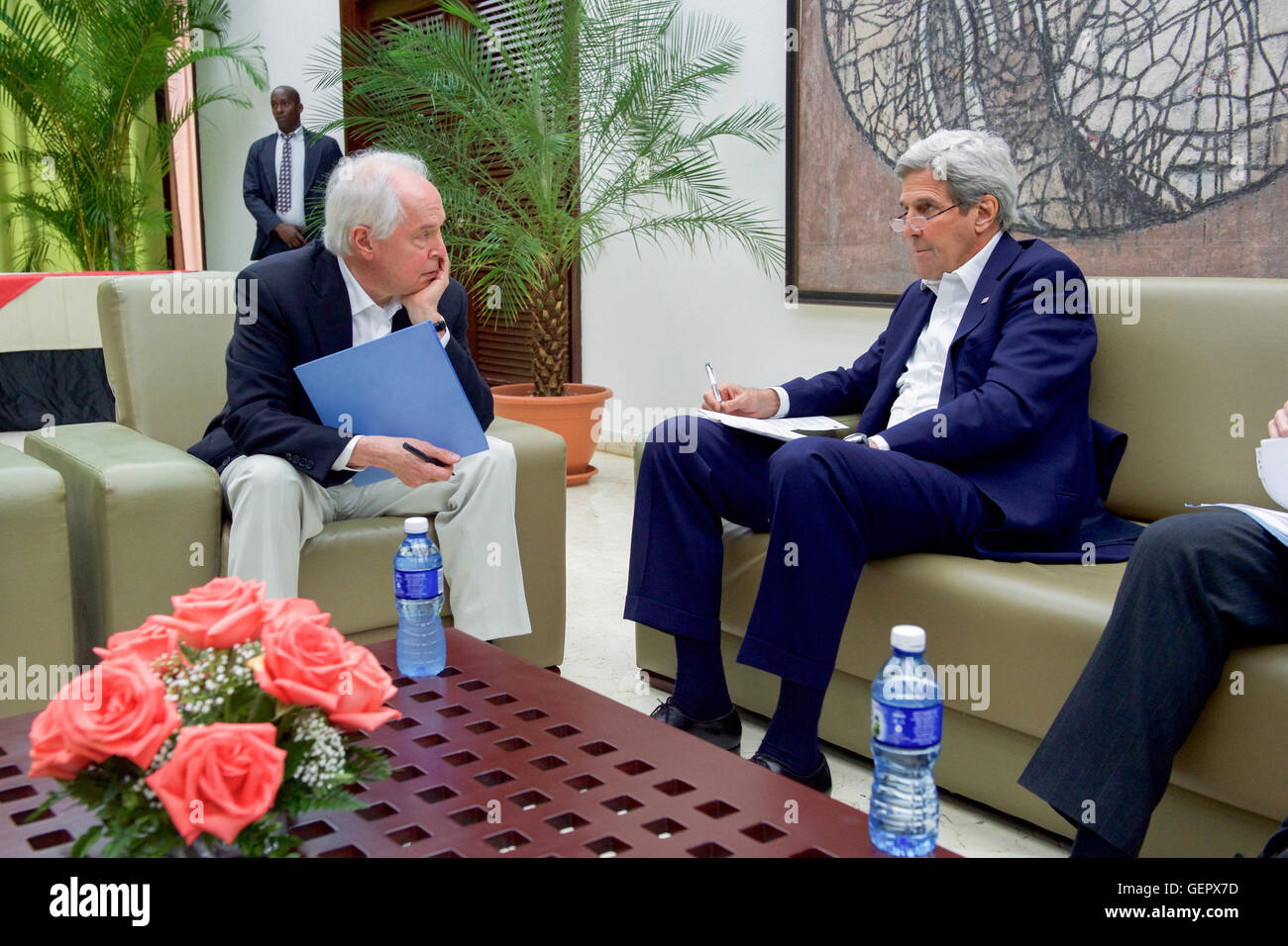 Secretary Kerry spricht mit US-Sondergesandten für den kolumbianischen Frieden Prozess Aronson vor den Treffen mit kolumbianischen FARC Friedensunterhändler in Havanna, Kuba Stockfoto