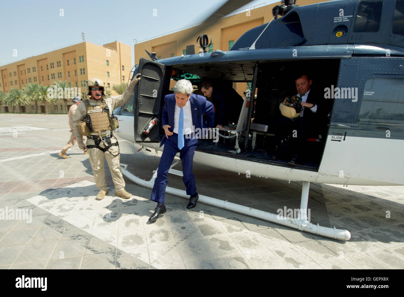 Secretary Kerry Schritte aus einem Hubschrauber nach einem Flug zum internationalen Flughafen Bagdad an die US-Botschaft in Bagdad Stockfoto