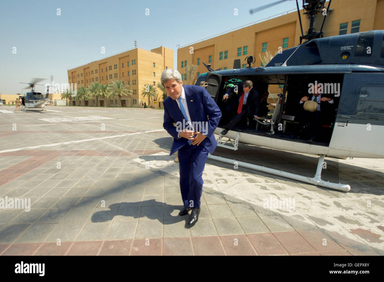 Secretary Kerry Schritte aus einem Hubschrauber nach einem Flug zum internationalen Flughafen Bagdad an die US-Botschaft in Bagdad Stockfoto