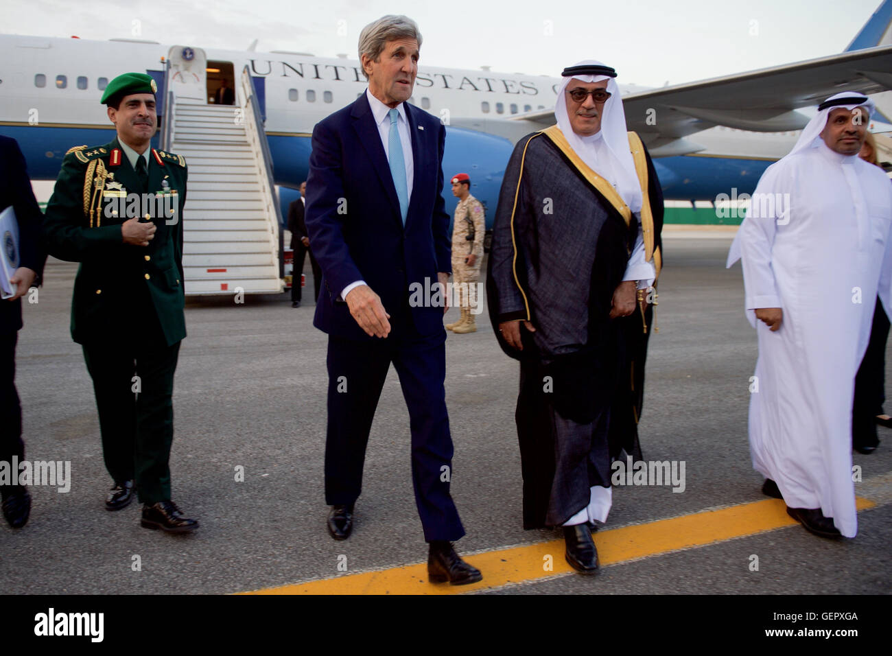Secretary Kerry Wanderungen mit Saudi-Beamten nach dem Aussteigen auf König Salman Air Base in Riad Stockfoto