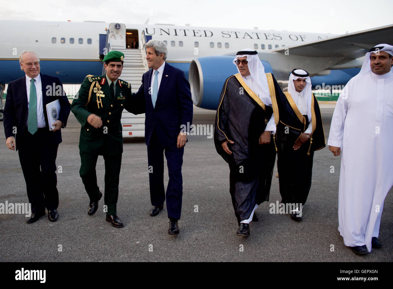 Secretary Kerry Wanderungen mit US Botschaft Chief of Mission Lenderking und Saudi-Beamten nach dem Aussteigen auf König Salman Air Base in Riad Stockfoto