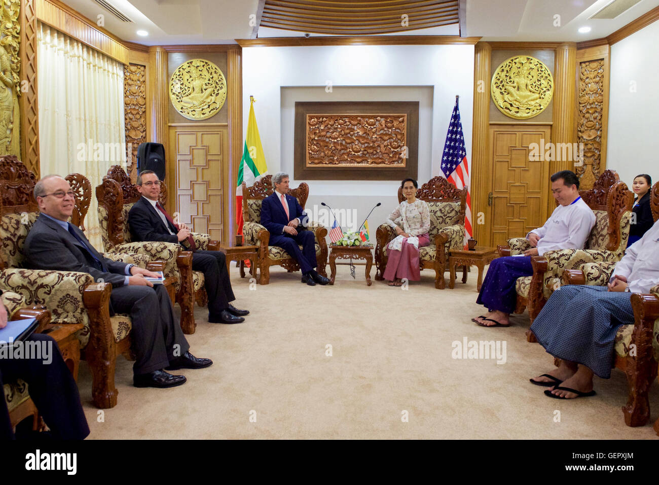 Secretary Kerry, Assistant Secretary Russel und US-Botschafter in Myanmar Marciel Sit mit Myanmar Außenminister San Suu Kyi vor einem bilateralen Treffen in Naypyitaw Stockfoto