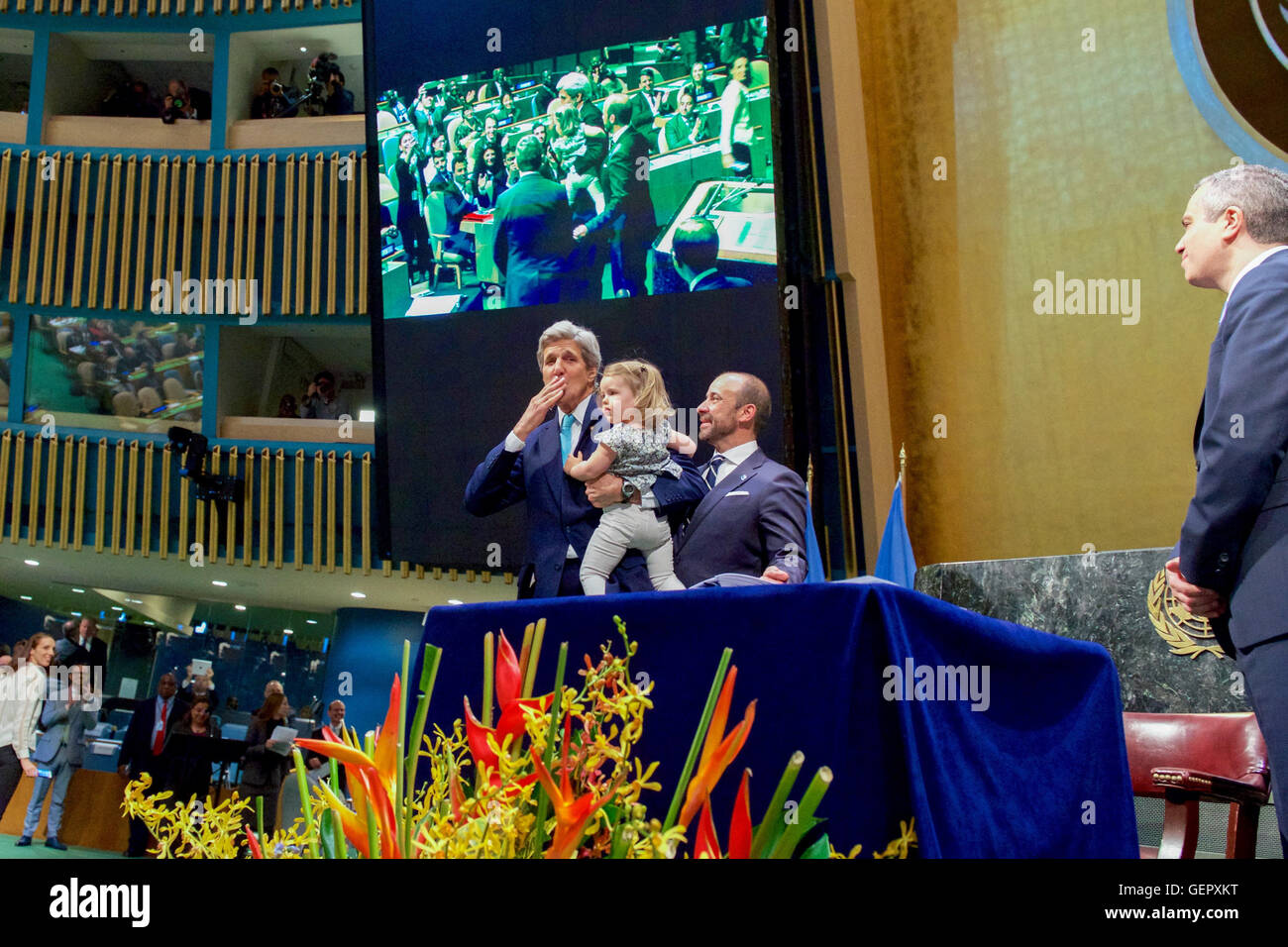 Secretary Kerry, mit seiner Enkelin Gebote Adieu nach Unterzeichnung COP21 Klimaschutzabkommen am Earth Day in New York Stockfoto