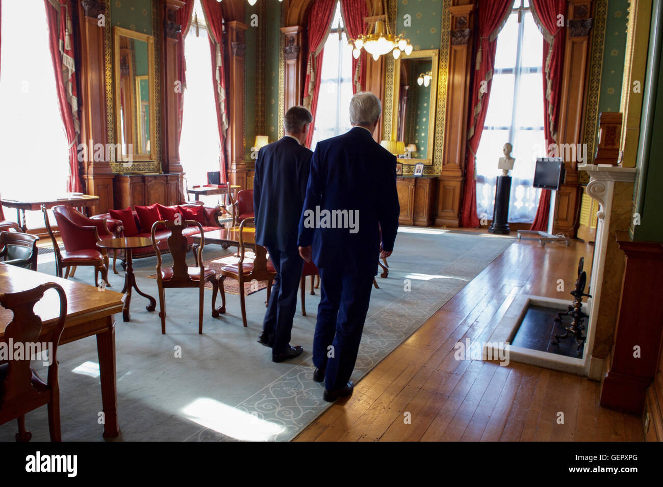 UK Foreign Secretary Hammond führt Außenminister Kerry zu seinem privaten Büro in London Stockfoto