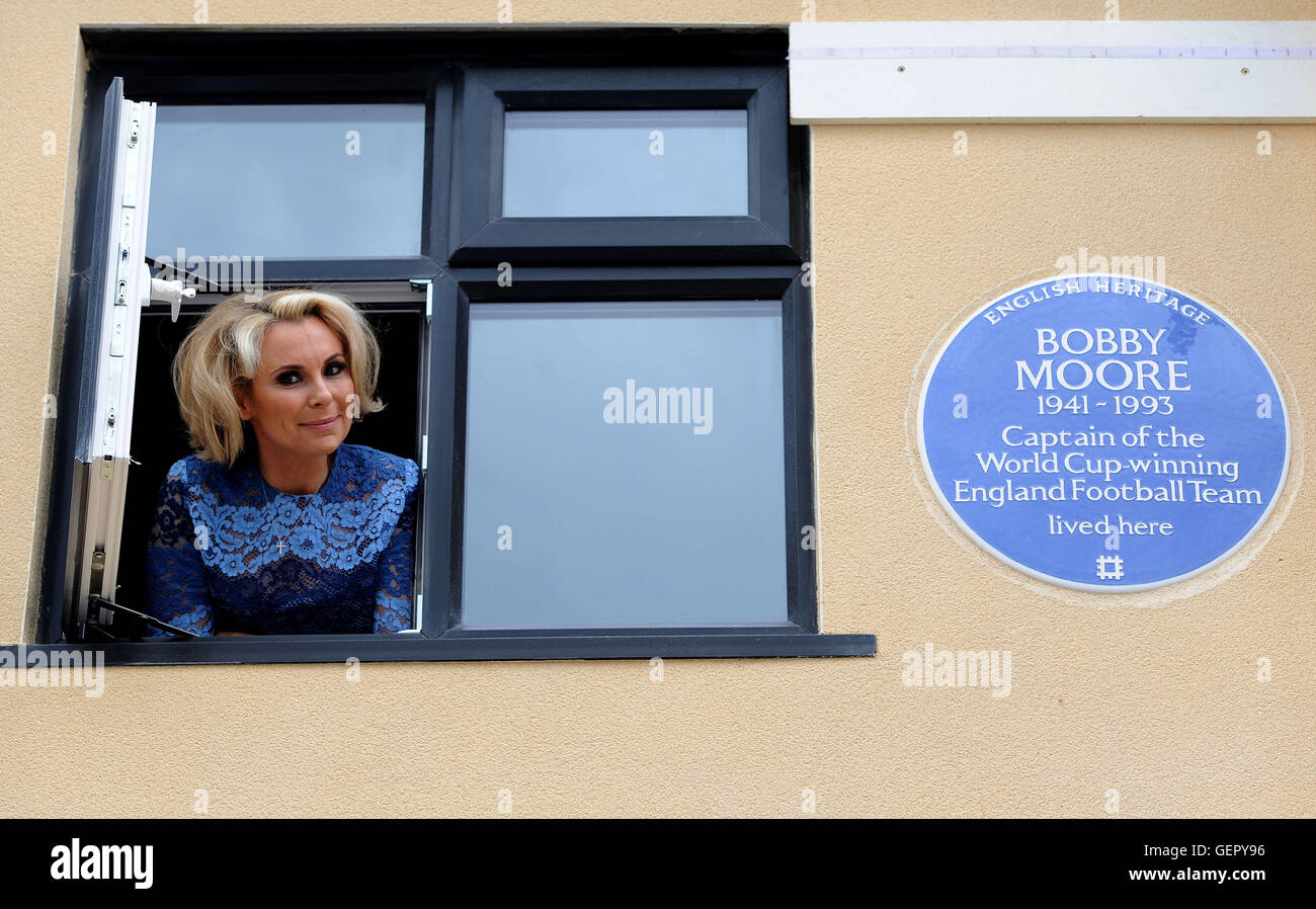 Roberta Moore, die Tochter von der World Cup gewinnen Kapitän Bobby Moore, mit der English Heritage London Blue Plaque sie in seinem Elternhaus in 43 Waverley Gardens in Barking, London enthüllt. Stockfoto