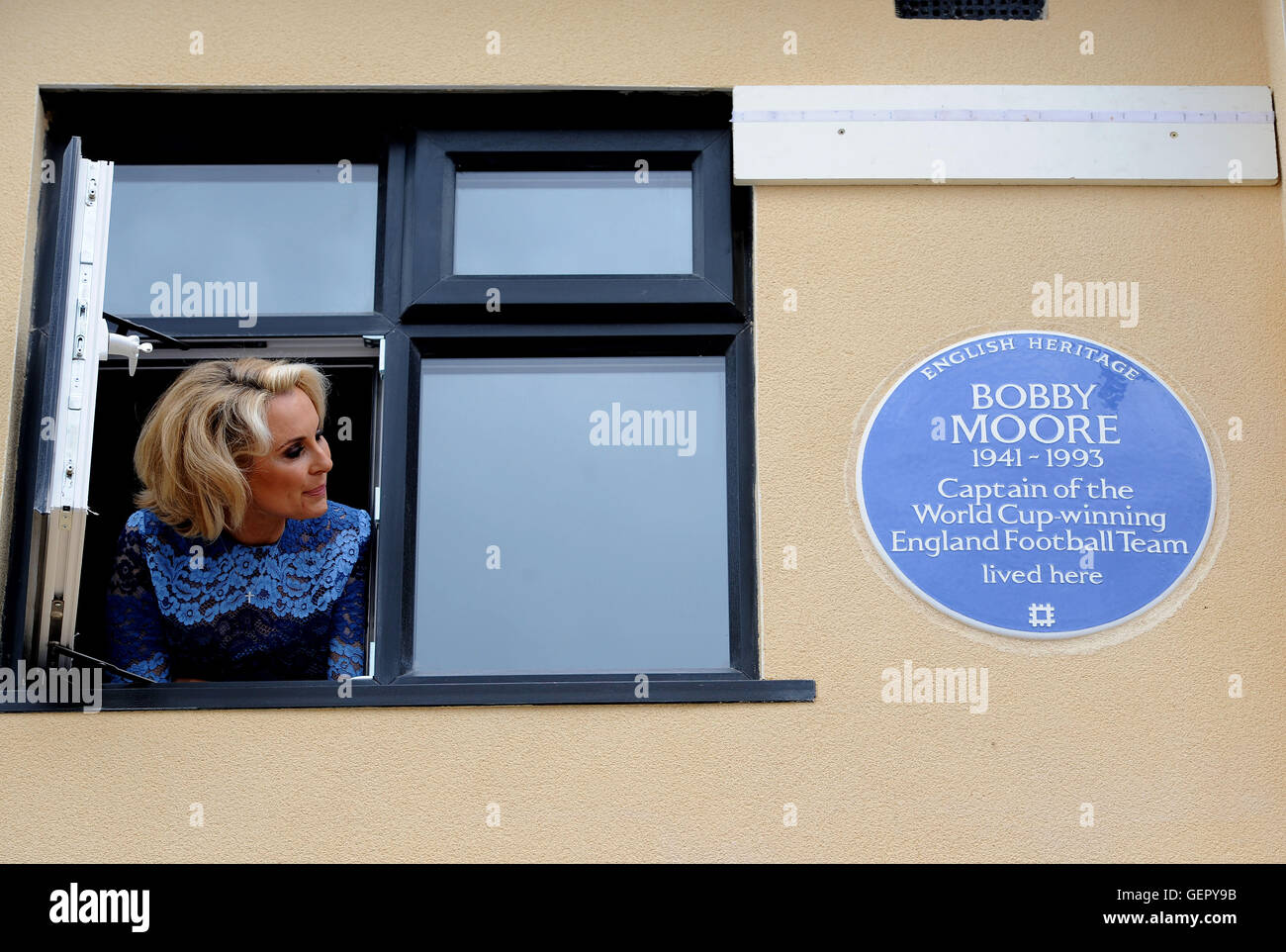 Roberta Moore, die Tochter von der World Cup gewinnen Kapitän Bobby Moore, mit der English Heritage London Blue Plaque sie in seinem Elternhaus in 43 Waverley Gardens in Barking, London enthüllt. Stockfoto