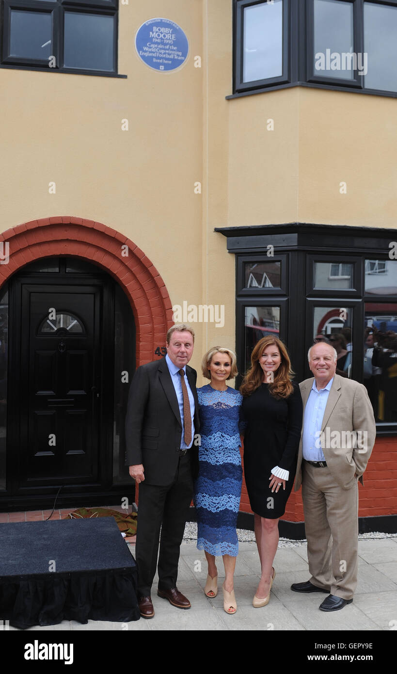 (Links nach rechts) Harry Redknapp, Roberta Moore, die Tochter des World Cup gewinnen Kapitän Bobby Moore, Vice Chairman von West Ham United und kleine Geschäft Botschafter Karren Brady und FA Vorsitzender Greg Dyke, stand außen Bobby Elternhaus in 43 Waverley Gardens in Barking, London, nachdem Roberta ein englisches Erbe London Blue Plaque enthüllt. Stockfoto