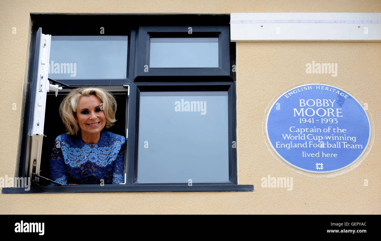 Roberta Moore, die Tochter von der World Cup gewinnen Kapitän Bobby Moore, mit der English Heritage London Blue Plaque sie in seinem Elternhaus in 43 Waverley Gardens in Barking, London enthüllt. Stockfoto