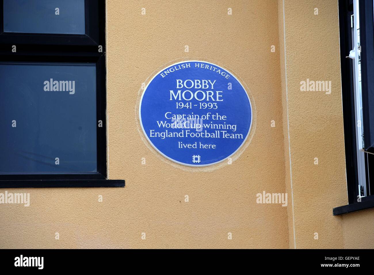 Das englische Erbe London Blue Plaque von Roberta Moore, die Tochter von der World Cup gewinnen Kapitän in seinem Elternhaus in 43 Waverley Gardens in Barking, London vorgestellt. Stockfoto