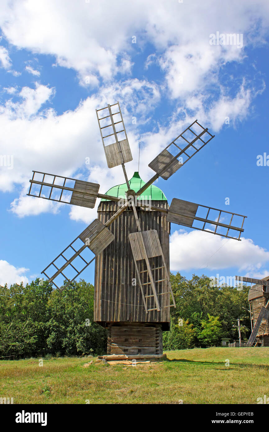 Windmühle im Dorf Pirogowo, Ukraine Stockfoto