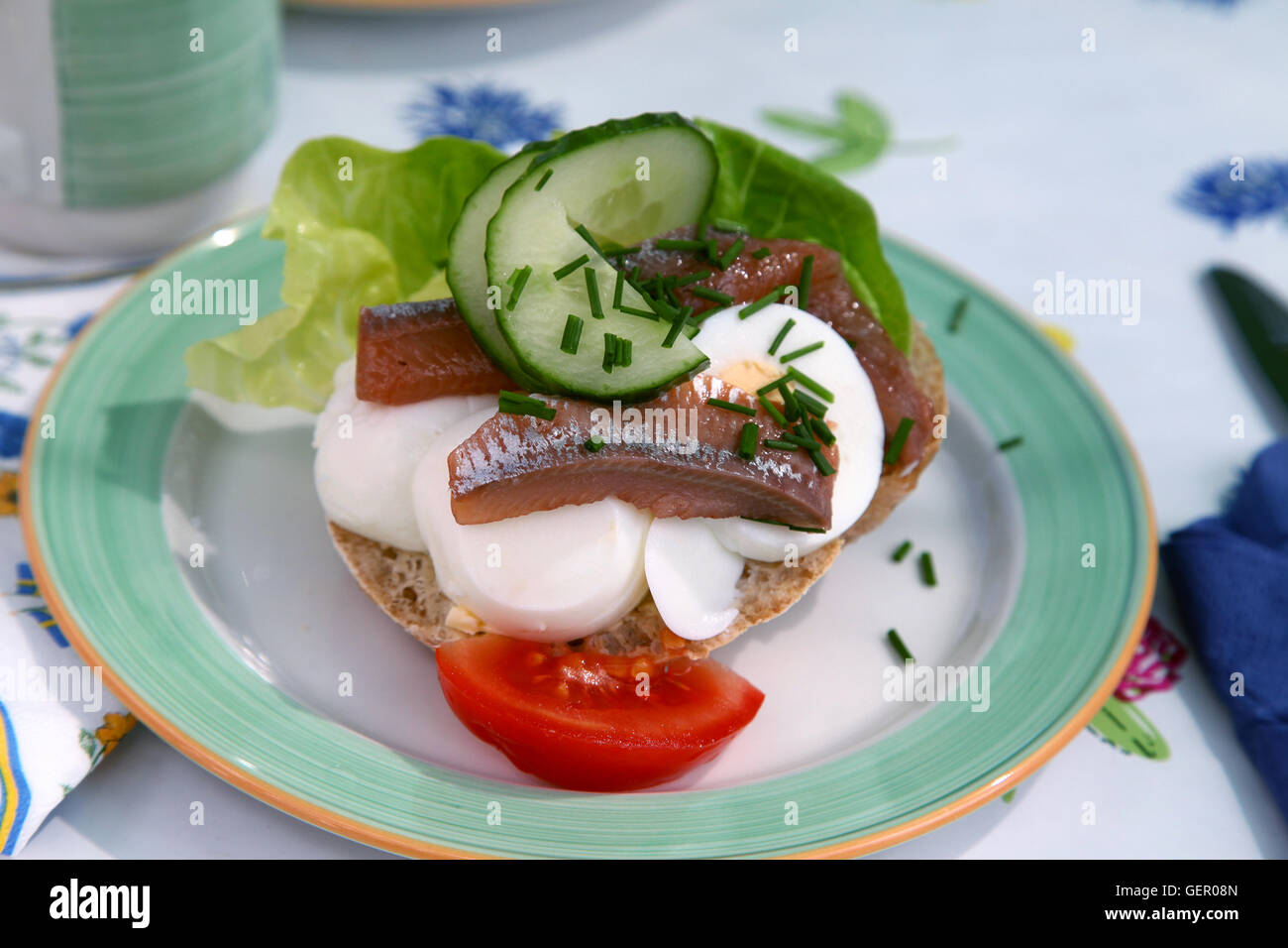 SANDWICH mit Ei Tomaten und Anchovis Stockfoto